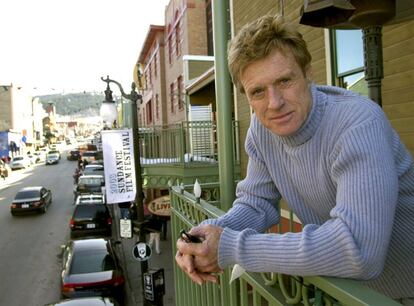 Redford, en un balcón decorado con carteles de promoción del Festival de Cine de Sundance, que promovió en Park City, Utah (EE UU).