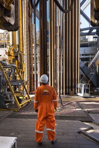 Un operario del barco de prospección contempla el funcionamiento de la torre de perforación.