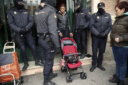Massiel rodeada de policías en el portal de la casa de la que ha sido desahuciada.