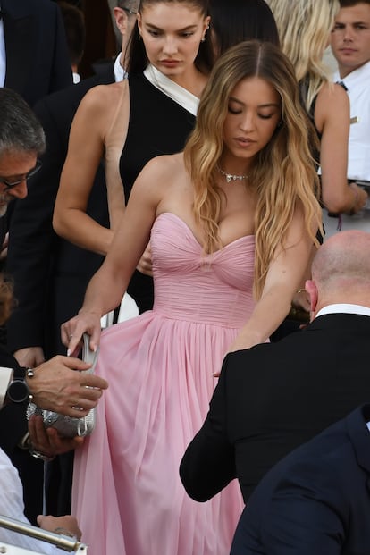 Amiga de los vestidos de aires princesiles en muchas de sus apariciones, la actriz que saltó a la fama por su papel de Cassie en la serie 'Euphoria' escogió un Oscar de la Renta en color rosa y con escote corazón para asistir al enlace del todopoderoso Jeff Bezos, fundador de Amazon, y Lauren Sanchez en Venecia. La boda y sus invitados fueron muy criticados por los vecinos de la ciudad que sintieron que Venecia era comprada y "convertida en un decorado" por el 1%.