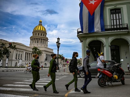 Agentes de policía caminan por una calle frente al Capitolio de La Habana.