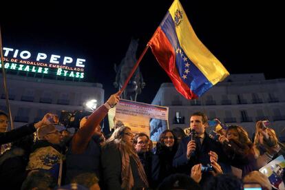 Pablo Casado y decenas de venezolanos se concentran en la Puerta del Sol, este miércoles.
