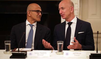 El CEO de Microsoft, Satya Nadella (izquierda) y el de Amazon, Jeff Bezos, en junio de 2017 en la Casa Blanca. 