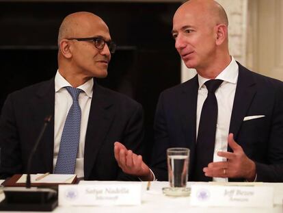 El CEO de Microsoft, Satya Nadella (izquierda) y el de Amazon, Jeff Bezos, en junio de 2017 en la Casa Blanca. 