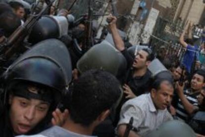 Choque entre Polic&iacute;a y manifestantes el s&aacute;bado ante la mezquita al-Fath en la plaza de Rams&eacute;s, en el Cairo.