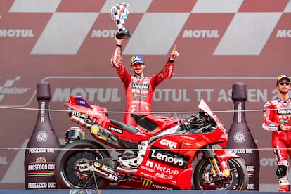 Francesco Bagnaia celebra su victoria en el Gran Premio de Países Bajos.