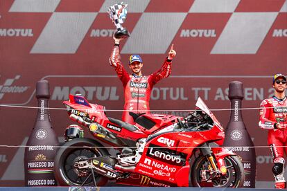 Francesco Bagnaia celebra su victoria en el Gran Premio de Países Bajos.