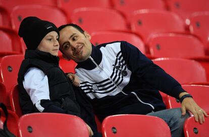 Dos aficionados del Tottenham Hotspur antes de comenzar el encuentro.