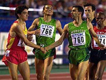 José Antonio Redolat y Hicham El Gerruj se estrechan la mano tras su semifinal de los 1.500 metros.