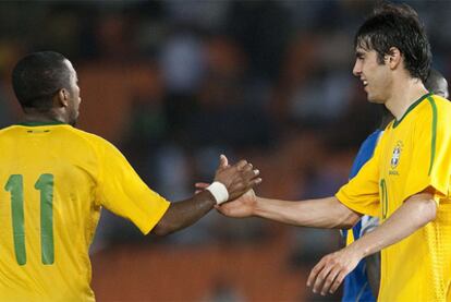 Robinho y Kaká, durante el partido ante Tanzania.