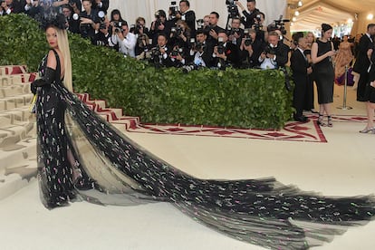 Rita Ora, con un espectacular vestido con gran cola de tul de Prada.