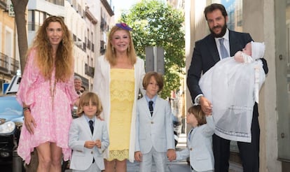 Carmen Cervera con su hijo, la esposa de este y sus cuatro nietos.