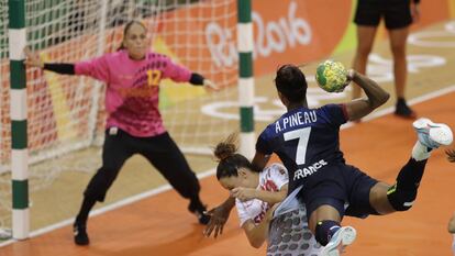 La francesa Allison Pineau salta en un ataque contra el equipo de balonmano de España. 