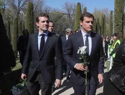 Albert Rivera, presidente de Ciudadanos, y Pablo Casado, presidente del PP, durante el acto en conmemoración del día Europeo de las Víctimas del Terrorismo en el Bosque del Recuerdo del parque de El Retiro con motivo del decimoquinto aniversario de los atentados del 11M.  