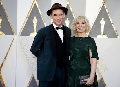 El actor británico Mark Rylance, de 56 años, no podía dejar su sombrero. El reconocido intérprete de teatro llegó de la mano de su esposa Claire van Kampen, vestido con un traje negro con solapas redondas, pajarita negra y camisa blanca.

El nominado a mejor actor de reparto por su actuación en ‘El Puente de los espías’ ya ganó un Bafta con esta cinta. Su ‘look’ es poco arriesgado. Suele vestir trajes negros con chalecos amplios.