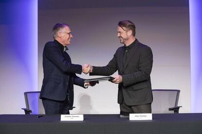 Carlos Tavares, presidente de PSA, y Michael Manley, CEO de FCA, se saludan tras la firma de la fusión.