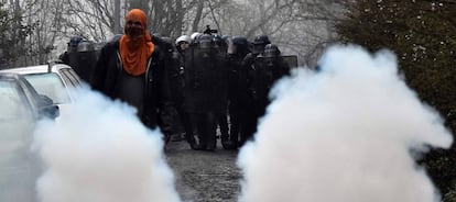 Los activistas se protegen de los gases lacrimógenos en Notre-Dame-des-Landes (Francia).