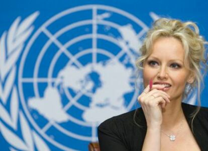 Adriana Karembeu, embajadora de buena voluntad de la Cruz Roja, durante una rueda de prensa por el Día Mundial de los Primeros Auxilios en la sede de Naciones Unidas en Ginebra (Suiza)