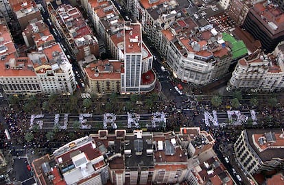 Cadena humana en la Diagonal de Barcelona durante las protestas de 2003 contra la guerra de Irak.