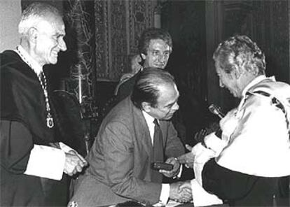 Jose Manuel Blecua recibe la medalla de plata de la Universidad Autonoma de Barcelona, en octubre de 1983, de manos de Jordi Pujol.