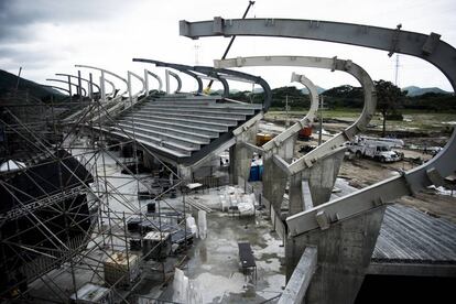 El nuevo estadio de fútbol de Santa Marta, en obras, 24 horas antes de la inauguración de los Juegos Bolivarianos. (Colombia)