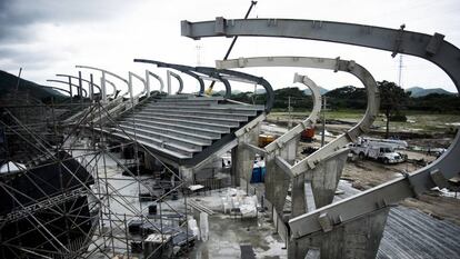 El nuevo estadio de fútbol de Santa Marta, en obras, 24 horas antes de la inauguración de los Juegos Bolivarianos. (Colombia)