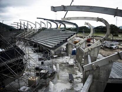 El nuevo estadio de fútbol de Santa Marta, en obras, 24 horas antes de la inauguración de los Juegos Bolivarianos. (Colombia)