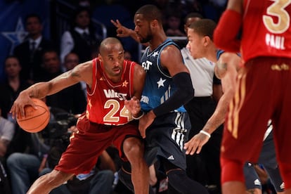 Durante el partido de las Estrellas del 2012, Kobe Bryant se mueve con el balón contra el jugador de Miami Heat, Dwayne Wade (3), en el Amway Center de Orlando, Florida, el 26 de febrero de 2012.