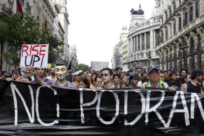 Cabecera de la marcha que los indignados realizaron ayer entre Cibeles y la Puerta del Sol.