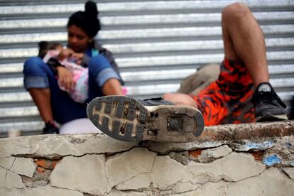 La firma de acuerdos en materia migratoria entre Estados Unidos, México, Guatemala, El Salvador y Honduras en los últimos seis meses ha dificultado el viaje al norte. En la imagen, una familia hondureña descansa en una acera de la aduana de Agua Caliente (Honduras), el 16 de enero.