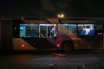 Policías israelíes inspeccionan un autobús, tras las explosiones, este jueves en Bat Yam.