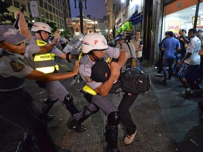 Policial militar agride manifestante durante protesto contra a Copa do Mundo em 22 de fevereiro deste ano, em São Paulo.