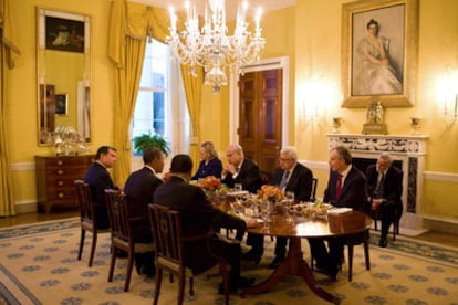 El presidente de EE UU, Obama, sentado junto al presidente egipcio Hosni Mubarak y al rey de Jordania, Abdalá II, frente al primer ministro israelí, Netanyahu, el presidente palestino Abbas, y la secretaria de Estado, Hillary Clinton, comparten cena en la Casa Blanca.