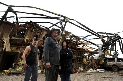 Amos Calloway, Steve Burnett y su esposa Rhonda Burnett, despu&eacute;s de que el tornado atravesara la localidad de Nuevo Pek&iacute;n, en Indiana.