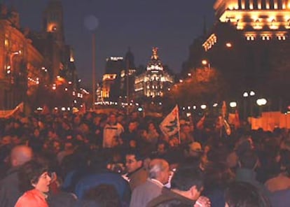 La cabecera de la manifestación no pudo empezar a andar, a paso muy lento, hasta las 19.00, una hora después de lo previsto. La razón del retraso es que muchos de los asistentes optaron por comenzar la protesta a mitad de recorrido, a la altura de Gran Vía, lo que provocó un auténtico tapón humano en la Plaza de la Cibeles (donde está tomada esta foto).