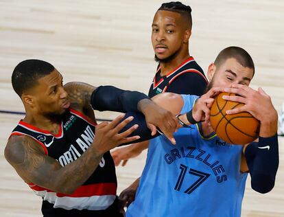 Lillard pugna por un balón con Valanciunas en el Blazers-Grizzlies.