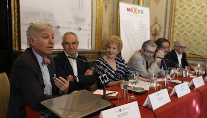 Desde la izquierda, &Aacute;ngel Gil-Ord&oacute;&ntilde;ez, Antonio Ca&ntilde;o, Roberta Lajous, Antonio Mu&ntilde;oz Molina, Jorge F. Hern&aacute;ndez y Javier Mart&iacute;n Dom&iacute;nguez, en la presentaci&oacute;n de &#039;Redes&#039;. 