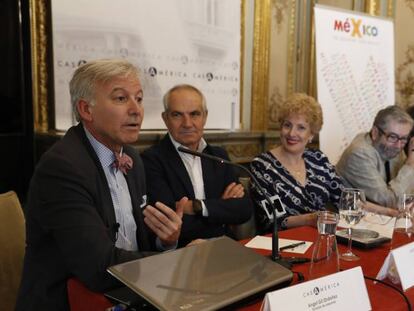 Desde la izquierda, &Aacute;ngel Gil-Ord&oacute;&ntilde;ez, Antonio Ca&ntilde;o, Roberta Lajous, Antonio Mu&ntilde;oz Molina, Jorge F. Hern&aacute;ndez y Javier Mart&iacute;n Dom&iacute;nguez, en la presentaci&oacute;n de &#039;Redes&#039;. 