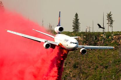 Un avión antiincendios durante las labores de extinción del fuego, en el condado de Mariposa (California).
