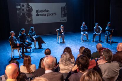 El evento 'Historias de una guerra', en el centro cultural La Nau de Valencia. La directora adjunta en el centro, Mónica Ceberio, modera las preguntas de los lectores con los periodistas Luis Doncel, Albert García, María Sahuquillo, Cristian Segura, Jacobo García y Óscar Gutiérrez.