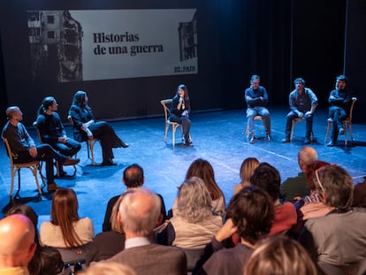 El evento 'Historias de una guerra', en el centro cultural La Nau de Valencia. La directora adjunta en el centro, Mónica Ceberio, modera las preguntas de los lectores con los periodistas Luis Doncel, Albert García, María Sahuquillo, Cristian Segura, Jacobo García y Óscar Gutiérrez.