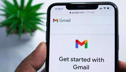 Smartphone con la app Gmail