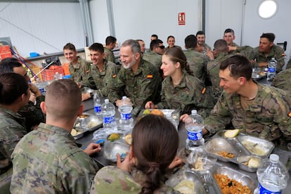 El Rey y la cadete Borbón Ortiz (centro) comen con el resto de los cadetes. 