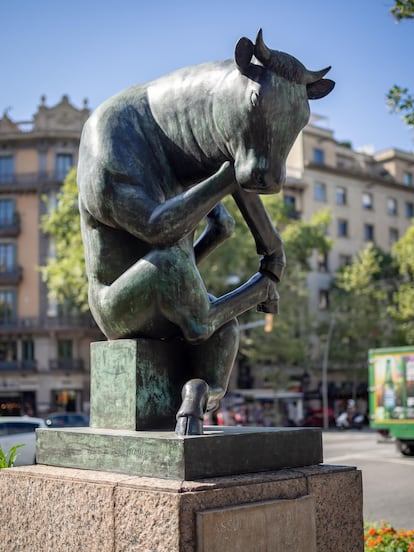 La escultura 'El Toro Pensador', de Josep Granyer, en la Rambla Catalunya de la capital catalana.
