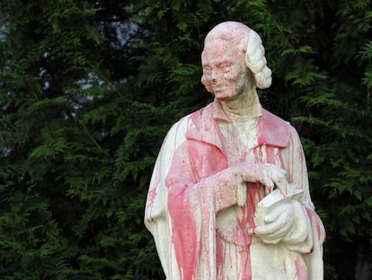 Una estatua de Voltaire, cubierta de pintura roja durante una protesta en París, el 22 de junio.