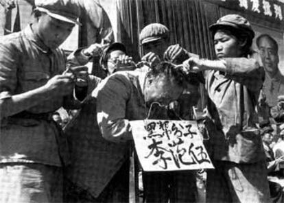 Guardias rojos afeitan el pelo del gobernador de Heilongjiang Li Fanwu en septiembre de 1966