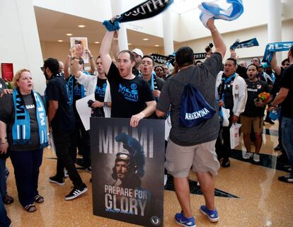 Los primeros hinchas del equipo de Beckham, este lunes en el auditorio donde se anunció su entrada en la Major League Soccer.