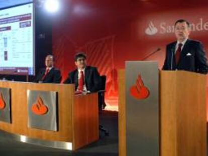 El Consejero Delegado del Banco Santander, Alfredo Saenz (i), junto al Director financiero, Jose Antonio Alvarez(c) y el Director de comunicación, Juan Manuel Cendolla. EFE/Archivo