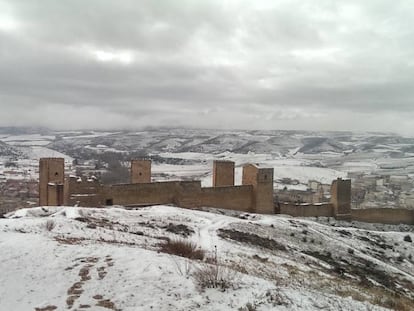 Molina de Aragón, con su muralla en primer término, durante una de las nevadas del invierno 2014-2015.