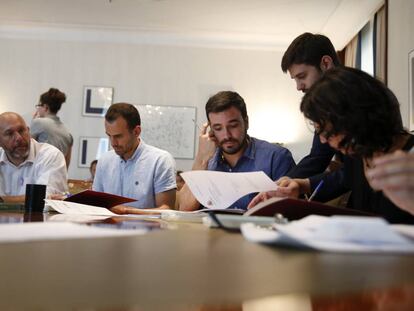 El l&iacute;der de Izquierda Unida, Alberto Garz&oacute;n, junto con otros diputados de IU cumplimentando la documentaci&oacute;n para el acta de diputado.